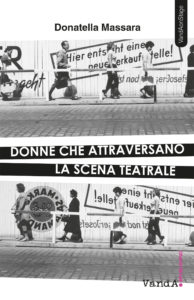 Il teatro sposa la politica delle donne – Recensione di “Donne che attraversano la scena teatrale”