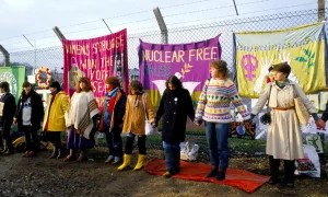 Quarant’anni dalla comune di Greenham: “Arrivammo contro la guerra. Siamo rimaste per il femminismo.”